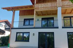 Zuhause mit Garten in Huglfing, Neubau-Wohnung in Doppelhaushälfte