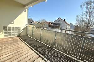 Sehr helle 2 Zimmerwohnung in top gepflegtem Haus ! Balkon ! Garage !