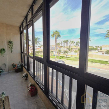 Helle Wohnung in Los Alcázares mit verglaster Terrasse, Garage und Abstellraum