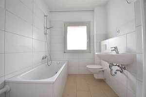 Renoviert! Geräumige 3-Zi-Altbau-Whg mit Balkon in Oberhausen – Langemarktstraße 20, 46045 Altstadt-Mitte, Oberhausen – Vorschaubild 1