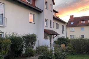Sonnige modernisierte 2 Zimmer Dachgeschosswohnung mit Balkon, Kellerraum und TG-Stellplatz 
