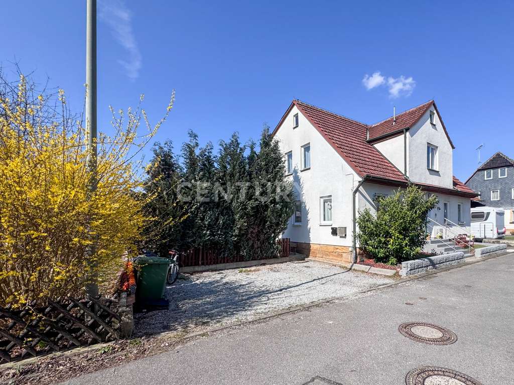 Immobilie in Michelau in Oberfranken - Wohnen, vermieten oder beides – vielseitiges Haus mit 3 Wohnungen, Garten und Garage - Bild 1