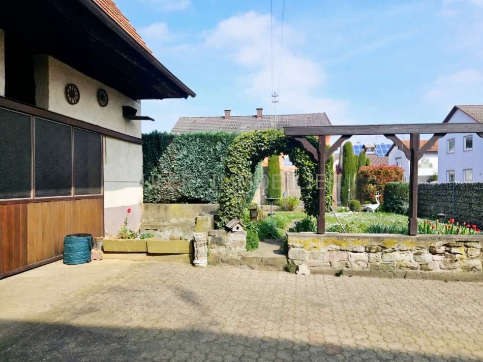 Blick vom Haus in den Garten