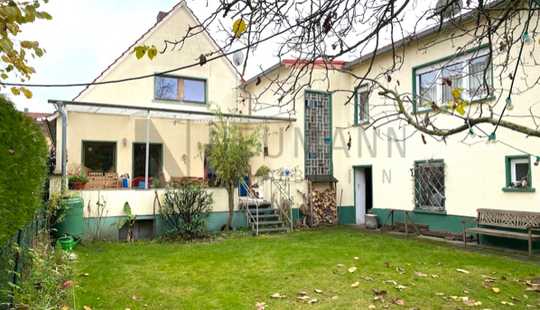 Bild von Mehrfamilienhaus mit Gewerbeeinheit (teilvermietet) und großem Garten
