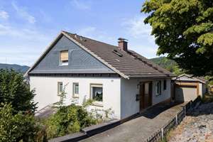 Traumhafte Aussicht inklusive: Attraktives Einfamilienhaus mit Einliegerwohnung & idyllischem Garten – Die vollständige Adresse der Immobilie erhältst du vom Anbieter., 57334 Bad Laasphe – Vorschaubild 2