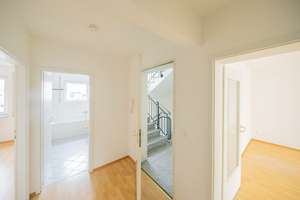 Mit großer Terrasse - Bezugsfreie 3-Zi-Whg mit EBK inkl. 1 PKW-Stellplatz