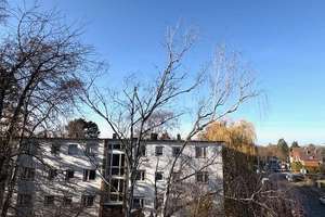 Sonnenfänger im Dachgeschoss: Helle 3-Zimmer-Wohnung mit Westbalkon & offener Küche – Die vollständige Adresse der Immobilie erhältst du vom Anbieter., 12109 Mariendorf, Berlin – Vorschaubild 1