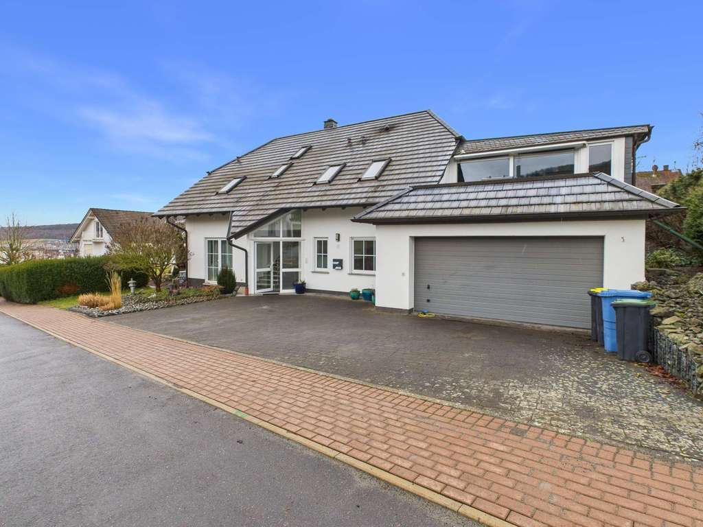 Immobilie in Knüllwald - Traumobjekt: neuwertiges Zweifamilienhaus! - Bild 1