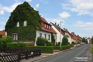 Freistehendes 2-Familienhaus nebst Garten und Garagen