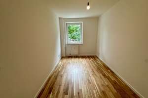 Balkon mit Blick ins Grüne: 3-Zimmer-Wohnung im 1. Stock in München – Forggenseestraße – Forggenseestraße 4, 81539 Obergiesing, München – Vorschaubild 5