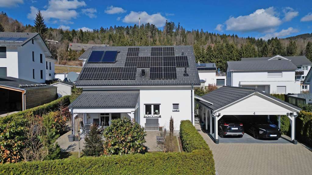 Immobilie in St. Blasien - Neuwertiges Einfamilienhaus mit Garten, PV & Südterrasse - in schöner Randlage von St. Blasien!  - Bild 0