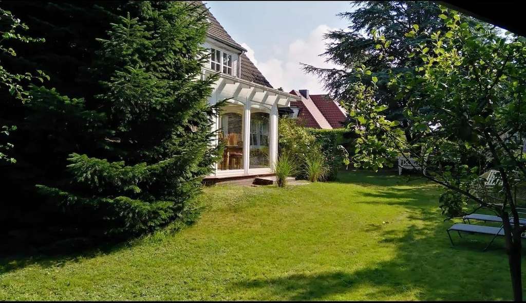 Immobilie in Wyk auf Föhr - Solide gebautes Wohnhaus mit großem Grundstück - Bild 0