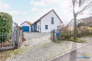 Ruhig gelegenes Einfamilienhaus mit Garten, Garage und lichtreichen Räumen – Die vollständige Adresse der Immobilie erhältst du vom Anbieter., 93161 Sinzing – Vorschaubild 1