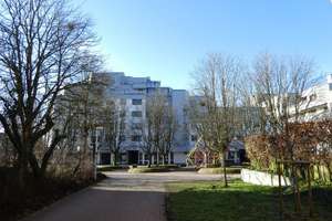 Klasse 3,5 Zimmer-Wohnung mit 2 Balkonen und TG-Stellplatz in einem Wohn- und Geschäftshaus