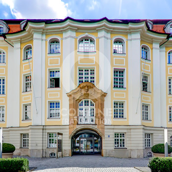 Zentral gelegene Büroflächen in denkmalgeschütztem Altbau. combine Transatcion