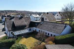Gepflegtes Einfamilienhaus mit großzügigem Anbau und Garagen in zentraler Ortslage – Steinmetzstraße 2, 35713 Lahn-Dill-Kreis – Vorschaubild 12