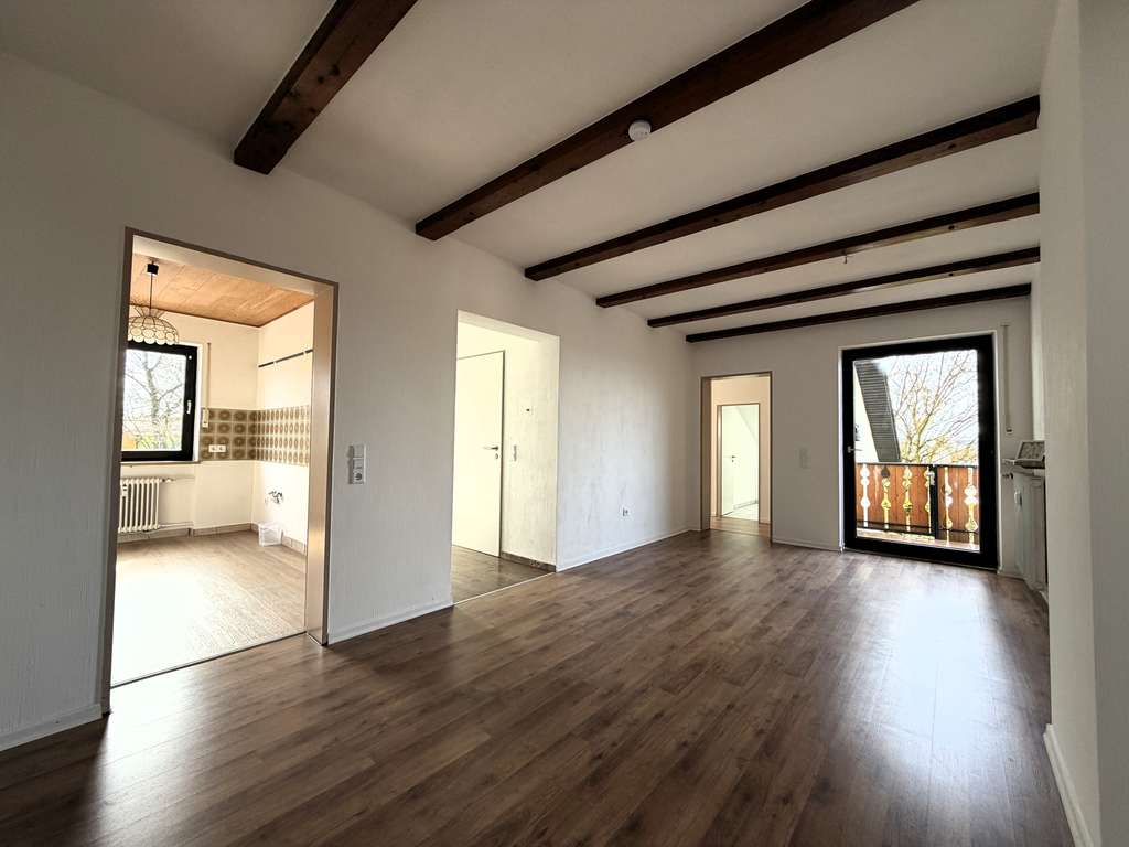 Immobilie in Laaber - Lichtdurchflutete 4-Zimmer-Wohnung mit Balkon & Gartenzugang in idyllischer Lage - Bild 0