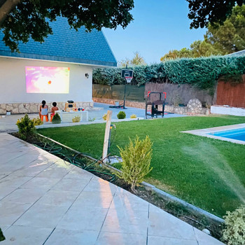 Freistehende Villa mit 390 m² Wohnfläche auf einem 1.000 m² großen Grundstück MIT POOL.