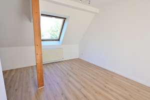 Charmante 3,5-Zimmer-Maisonette-Dachgeschosswohnung in ruhiger Lage von Bochum-Wiemelhausen – Memeler Str. 7, 44789 Wiemelhausen, Bochum – Vorschaubild 2