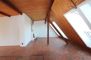 CHARAKTERVOLLE MAISONETTE MIT OFFENEM WOHNBEREICH, KAMIN & EINBAUKÜCHE IN WITTENAU