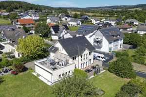 Modernes und flexibles Zweifamilienhaus - große Liegenschaft; ideal für Selbständige & Freiberufler – Limburg-Weilburg (Kreis) – Vorschaubild 1