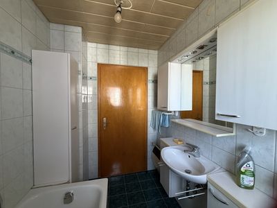 Idyllisches Einfamilienhaus mit Einliegerwohnung, Terrasse, Garage und traumhaftem Ausblick.