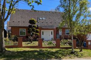 Großzügiges Einfamilienhaus mit vermieteter Einliegerwohnung!