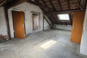 Für Selbstausbau: 2-Zimmer-Wohnung im Dachgeschoss mit Baugenehmigung und Balkon