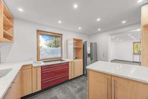 Großes Mehrfamilienhaus, Pool u. Doppelgarage, gepflegt, teilrenoviert – Hochlandstraße 27, 80995 Feldmoching, München – Vorschaubild 10