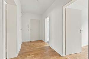 Freie Eigentumswohnung mit Balkon und Stellplatz! – 50999 Sürth, Köln – Vorschaubild 3