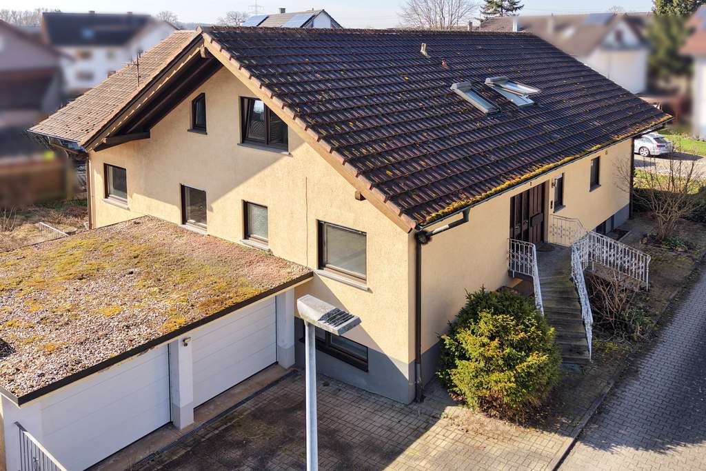 Immobilie in Sinzheim - Charmantes Zweifamilienhaus mit Balkon, Terrasse, Garten und viel Potenzial - Bild 1