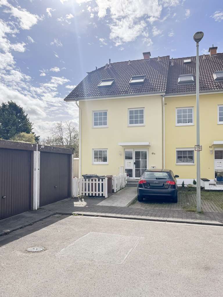 Immobilie in Bodenheim - Feldrandlage Bodenheim! Halbes Haus, ganzes Zuhause! 4 Zimmer auf 2 Etagen, 2 Balkone, StPl, EBK etc - Bild 2