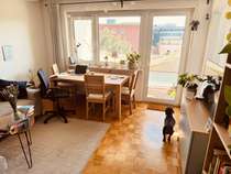 Wohnzimmer und Loggia, rechts.