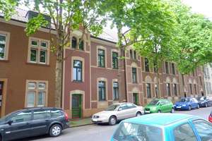 Schmuckstück: Modernisiertes und gepflegtes Zweifamilienhaus mit Balkonen in Duisburger Rheinlage! – Die vollständige Adresse der Immobilie erhältst du vom Anbieter., 47119 Laar, Duisburg – Vorschaubild 2