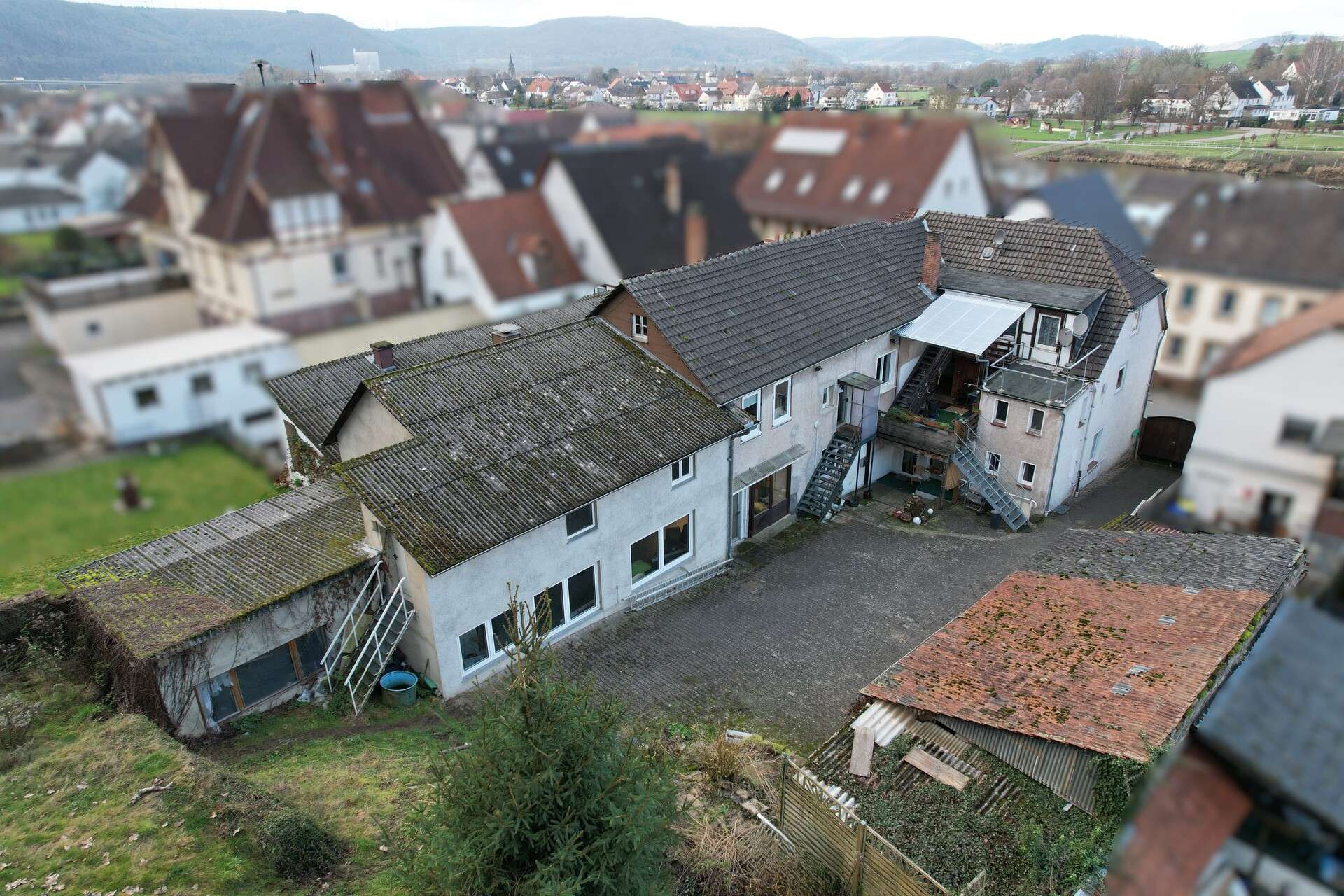 Mehrfamilienhaus mit vier Wohnungen und zwei Gewerbeeinheiten in Beverungen-Herstelle, Höxter Kreis – Bild 2