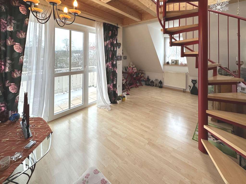 Immobilie in Kirchseeon - Investieren mit Komfort: sehr gepflegte 3-Zimmer-Galeriewohnung, zwei Balkone, stabile Miete! - Bild 1