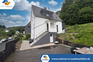 VR Immo: Modernisiertes Einfamilienhaus mit Doppelgarage in Eisern