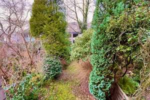 Geringe Erbpacht!
Idyllisches Reihenmittelhaus mit viel Platz für Familien! – Die vollständige Adresse der Immobilie erhältst du vom Anbieter., 53117 Auerberg, Bonn – Vorschaubild 9