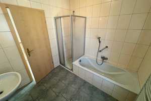 HORN IMMOBILIEN ++ Neubrandenburg Brodaer Höhe, renoviertes Reihenendhaus mit Keller und Carport – Neubrandenburg – Vorschaubild 9