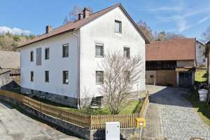 Großes Anwesen mit Wohnhaus, Scheunen und Stallungen auf 1.782 m² Grundstück