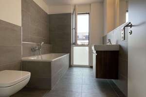 Großzügige 3-Zimmer-Penthouse-Wohnung mit zwei Bädern, Dachterrasse, Balkon & Stellplatz!! – Wiesbadener Straße 74a, 55252 Mainz-Kastel, Wiesbaden – Vorschaubild 1
