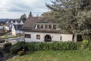 Giersberg: Helles, geräumiges, vielseitig gestaltbares Haus mit großer Loggia und traumhaftem Ausbli