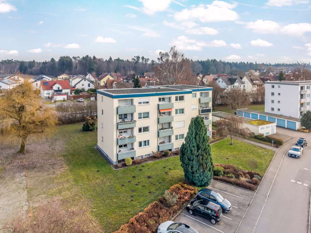 Immobilie in Eriskirch - Renovierungsbedürftige 2-Zimmer-Wohnung mit guter Raumaufteilung – sofort frei und mit Garage - Bild 1