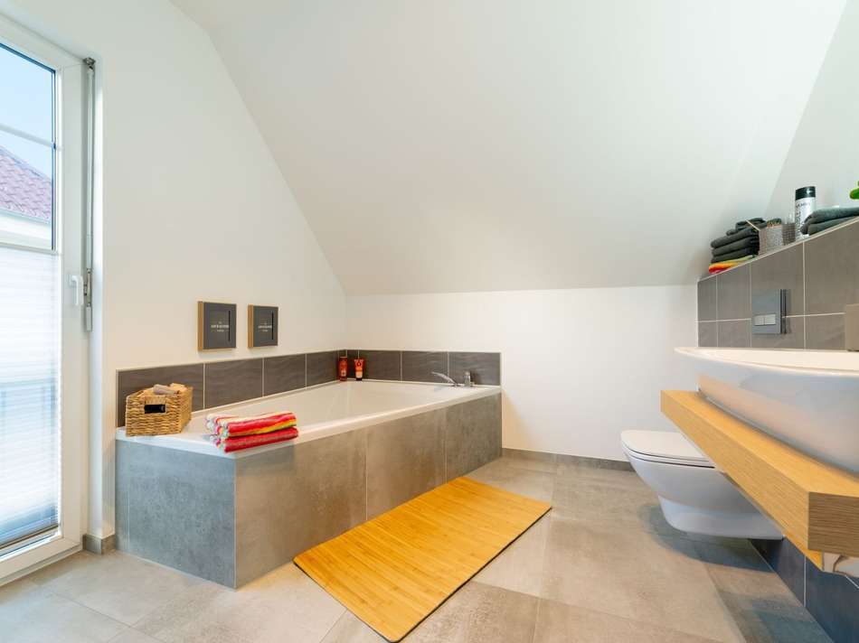 Modernes Badezimmer mit Wohlfü