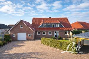+++ Großzügiges Einfamilienhaus mit Garage und Carport in ruhiger Sackgassenlage von Barßel! +++ – Die vollständige Adresse der Immobilie erhältst du vom Anbieter., 26676 Barßel – Vorschaubild 1