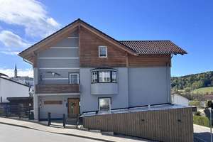 Top Zweifamilienhaus / Haus mit ELW mit großem Garten - zentrale Lage in Freyung  – Die vollständige Adresse der Immobilie erhältst du vom Anbieter., 94078 Freyung – Vorschaubild 1