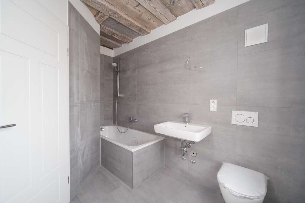 Immobilie in Aurachtal - Hochwertig kernsanierte 3-Zimmer-Wohnung  Balkon und historischem Charakter für Eigennutzer oder Inv - Bild 3