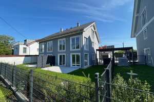 Exklusive Doppelhaushälfte mit schönem Garten, Alu-Carport und Grundwasser-Wärmepumpe – Wiesenweg 1, 85434 Erding (Kreis) – Vorschaubild 1