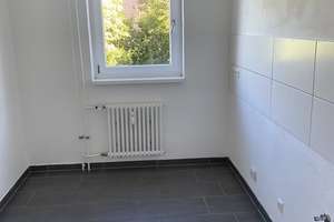 Modernes Badezimmer mit bodengleicher Dusche // EG links – Schlehenweg 1, 38440 Laagberg, Wolfsburg – Vorschaubild 2