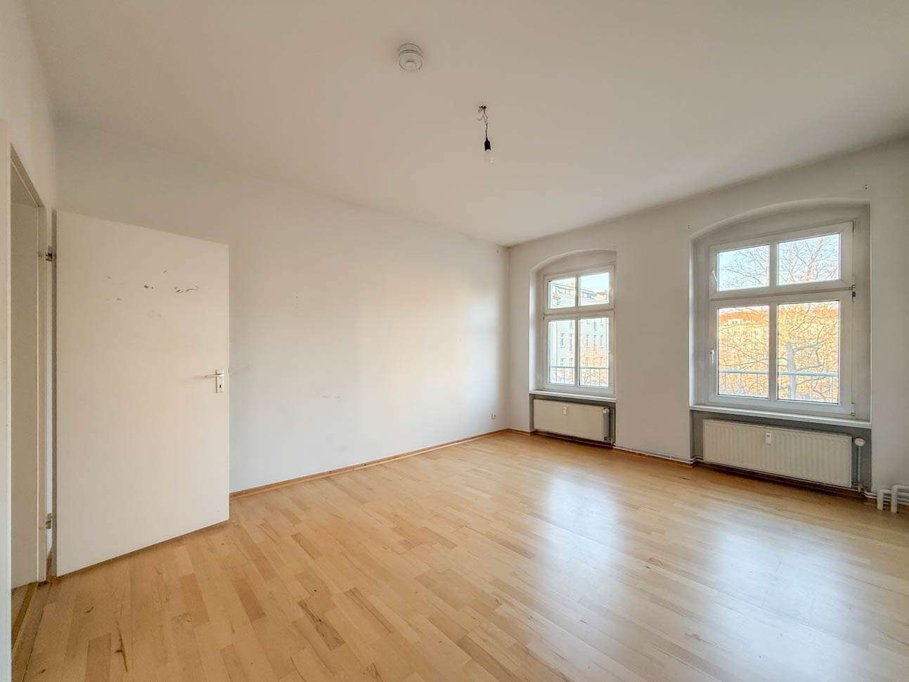 5-Zimmer-Altbauwohnung mit Gestaltungspotential direkt am Zionskirchplatz, Berlin – Bild 3
